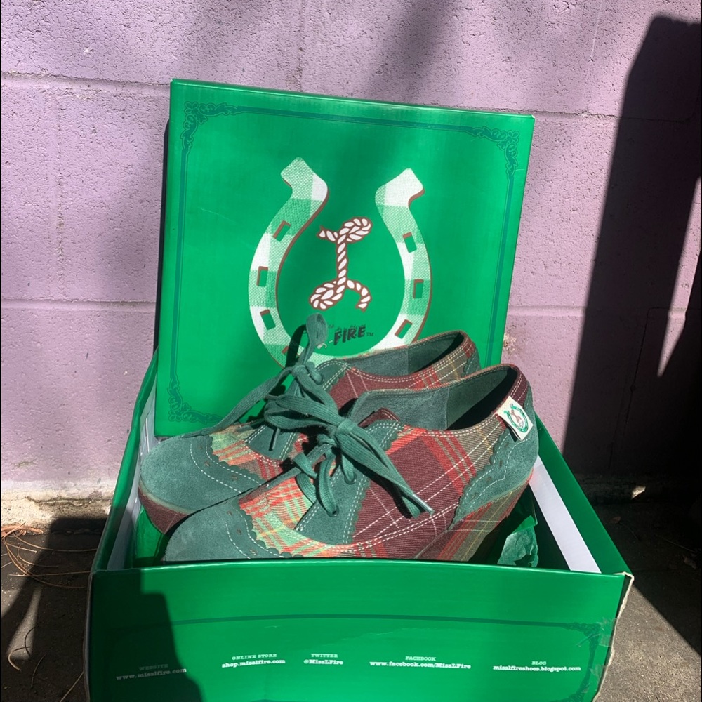 Size 10, color green tartan plaid,